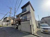 ☆南東角地につき日当たり・風通し良好☆空き家につき即入居可能☆車庫一台あり☆土師ノ里駅まで徒歩５分　道明寺小学校まで徒歩２００ｍと通勤・通学にも便利な立地です