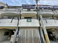 ～鉄骨造３階建て４ＤＫ、南向きのお家です♪～
ビルトインガレージ１台分あり。ハイルーフ車も可能♪（車種による）