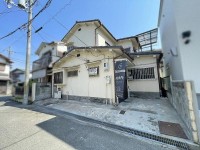 ■南西側道路につき日当たり良好です♪
■前面道路４ｍ、間口８．８ｍ　２階建てプランでの建築が可能です
■リフォーム歴有（年月日不詳）
■戸建てでも建替え用地にも◎