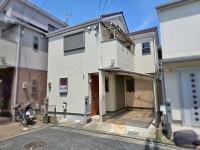 ～平成１８年建築、２ＬＤＫ＋屋根裏収納付き～
令和７年６月リフォーム済み♪お引き渡し後すぐに新生活が始められます。
駐車場はカーポート付き♪