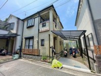 〇平成１３年建築２階建ての４DK
〇車庫１台有り！奥行きがあるため駐輪スペースもございます♪