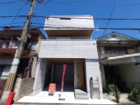 ～約２０帖の広々ＬＤＫが魅力の３ＳＬＤＫ～
ハイルーフ車も可能なビルトインガレージ♪（車種による）
季節物の衣類もスッキリ収納できるウォークインクロゼット付き！
