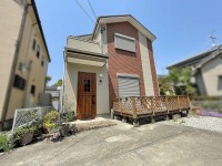 広々LDKでインテリアの配置を考えるのも楽しくなります♪前面道路広く、間口もゆったり。駐車が苦手な方も楽々停められます♪ガーデニング等も楽しめる広々敷地です♪