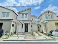 大型開発分譲地内の一画の2018年築の戸建て！
こだわりの３ＬＤＫで細部にうれしい設備が満載！
近隣に大型複合施設もあり普段の生活が充実します♪