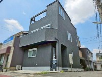 ～南東角地、令和２年建築の築浅物件！～
約１７．８帖の広々ＬＤＫ、南向きのバルコニーから明るい光が射し込みます♪