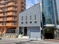 GNスタイル ～土地約２９坪、ホームエレベーター付きのデザイナーズ住宅～
電動シャッター付きのビルトインガレージが大切な愛車を守ります♪
