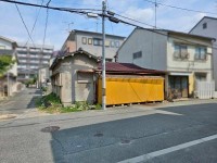 GNスタイル 〇周辺環境の整った約２５坪の南西角地、建築条件なし
〇最寄駅まで約１３分、国道２５号線にも近いの好立地