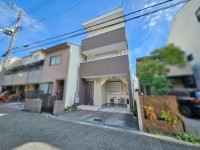 ～平成２２年建築、４ＬＤＫ～
外からの視線が気にならない２階リビング♪
各居室に収納＋ウォークインクローゼットもあり季節もののお洋服などもすっきりと片付けられます♪