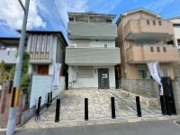 ～平成１７年建築、鉄骨造３階建て５ＬＤＫ南向きのお家です♪～
ご高齢のご家族にも安心なホームエレベーター付き！
