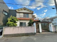 ★木造２階建て４ＬＤＫ
★南西側隣は公園で建物がなく、日当たり・風通し良好です♪
★建替え用地としてもいかがでしょうか。