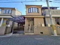 GNスタイル ★閑静な住宅街に位置する４ＬＤＫの中古戸建
★カーポート付き駐車場１台分あり
★アリオ八尾まで約８００ｍと買い物も便利です♪