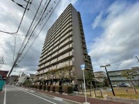 GNスタイル ★８階部分角部屋３ＬＤＫ！南向きバルコニーのため日当たり良好です♪
★リビングが見渡せる対面式のキッチン
★小学校・中学校ともに徒歩５分圏内のためお子様の通学も安心