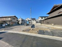 GNスタイル ★Ｂ号棟３ＳＬＤＫ
★リビングで遊ぶお子様を見守りながらお料理ができる対面キッチン
★カースペース２台可能♪（車種による）