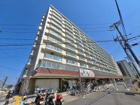 GNスタイル ★７階部分３ＬＤＫ！南向きバルコニーのため日当たり良好です♪
★マンション１階にはイズミヤがあり急なお買い物などにも便利です◎
