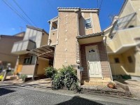 GNスタイル ■平成１５年建築３ＬＤＫ♪全居室に収納がございます♪
■カーポート付き車庫１台＋自転車の駐輪も可能です♪
■美園小学校まで安心の徒歩１分♪近隣施設も充実♪