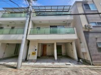 GNスタイル ★平成１９年建築、４ＬＤＫ
★ご家族みんながゆったりくつろげる広々リビングは約１８帖あり
★たっぷり収納スペースでお部屋をスッキリとお使いいただけます♪