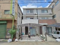 GNスタイル ★平成２４年建築、３ＳＬＤＫ南向きのお家です♪
★約１８帖のゆったりＬＤＫ♪
★駐車場はカーポート付き！前面道路幅約８．５ｍでお車の出し入れも安心です。