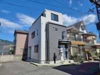 GNスタイル ★北西角地、令和４年建築の築浅戸建３ＬＤＫ！
★リビングで遊ぶお子様を見守りながらお料理ができる対面キッチン♪
