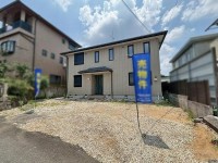 GNスタイル ★平成１６年建築、ヘーベルハウス施工のお家
★建物裏側には約５０坪ほどの庭付き♪
★カースペース４台可能！（車種による）
