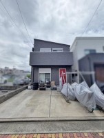 GNスタイル ★令和元年建築の築浅戸建４ＬＤＫ！
★約１９．８帖のゆったりＬＤＫ♪リビングで遊ぶお子様にも目が届く対面式キッチン！
★カースペース２台可能！（車種による）