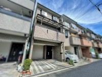 GNスタイル ★木造３階建て４ＬＤＫ！車庫１台分あり♪
★周辺商業施設が充実しており生活に便利な立地です◎