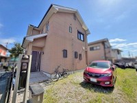 GNスタイル 〇平成１７建築の４ＬＤＫ 車庫スペース４台以上可能です♪
〇隣地との距離もあり、非常に明るいお家です♪