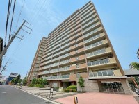 GNスタイル ★４階部分４ＬＤＫ！
★南・西・北の３面バルコニー♪日当たり・風通しともに良好です。
★駐車場１台権利付き（無償）